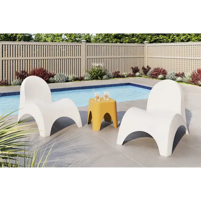 Angel Trumpet Chairs with Mallorca side table